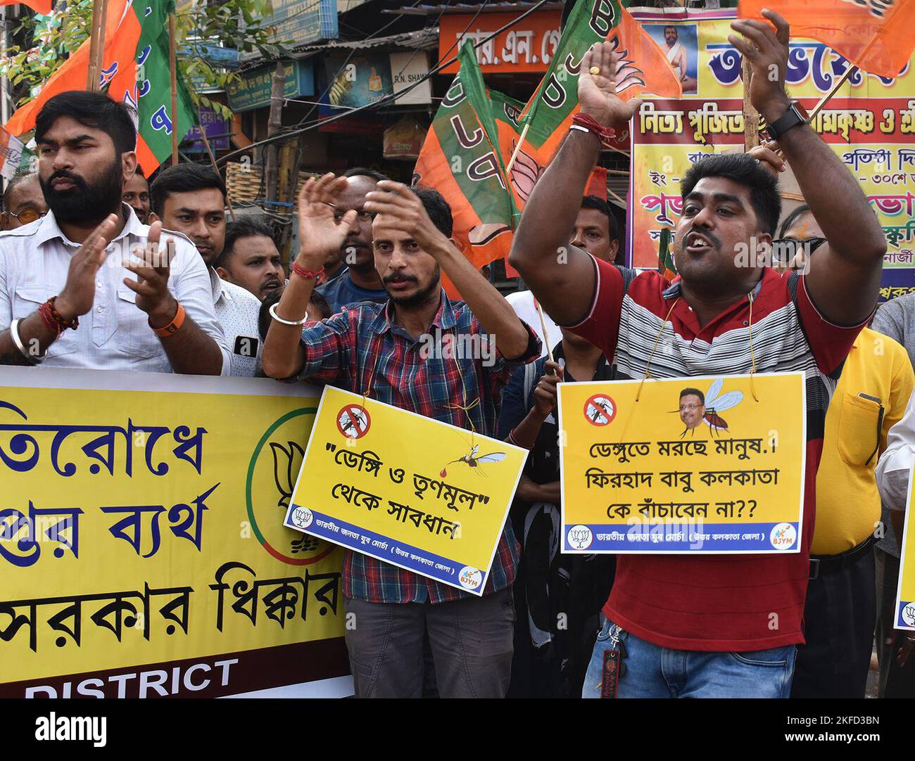 Kalkutta, Westbengalen, Indien. 17.. November 2022. Anhänger von North Kalkutta Yuba Morcha protestieren an der Kreuzung Bowbazar, Kalkutta, und fordern die Regierung des Bundesstaates auf, Maßnahmen zu ergreifen, um Dengue nicht zu verhindern. (Bild: © Sayantan Chakraborty/Pacific Press via ZUMA Press Wire) Stockfoto