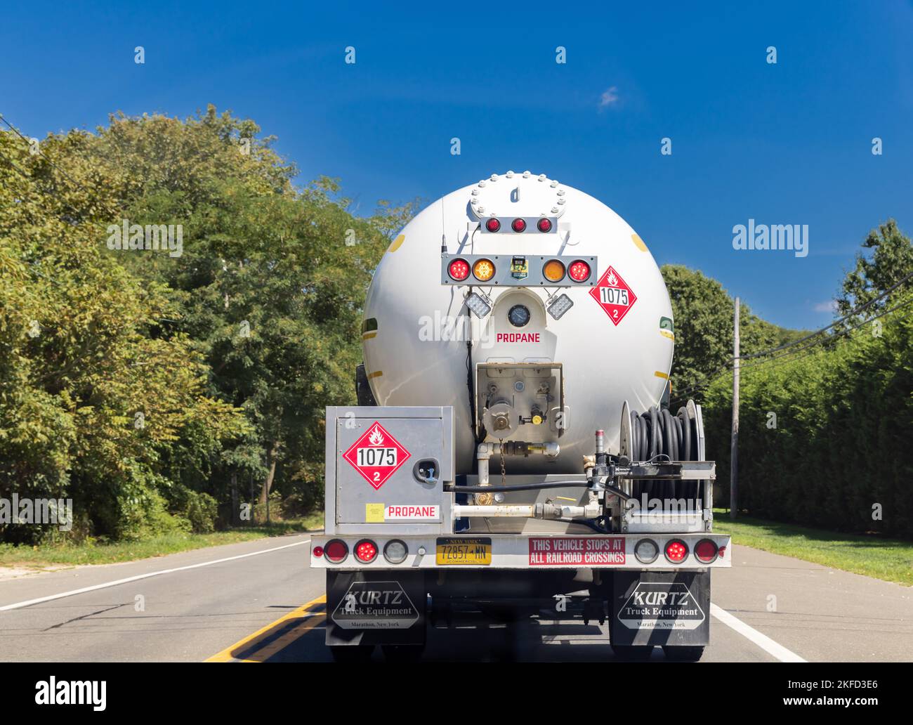 Das Heck eines kommerziellen LKW mit Propan, der eine Straße entlang fährt Stockfoto