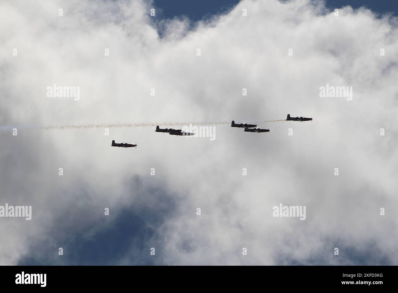 Das Team der Royal Australian Air Force (RAAF) Roulettes Formation zeigt mit einem Trainer-Flugzeug über Hobart, Australien Stockfoto