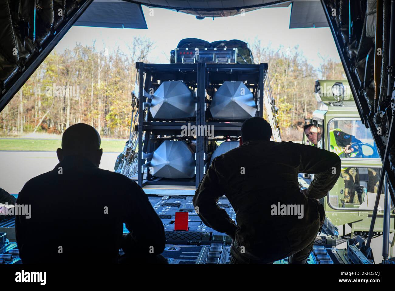 Powidz, Polen. 8.. November 2022. Mitglieder der Polnischen Luftwaffe und der US-Luftwaffe in Europa-Luftwaffe Afrika (USAFE-AF) tragen dazu bei, die palettierten Präzisionseffekte am 8. November 2022 in Powidz, Polen, zu laden. Diese Schulung ist eine Fortsetzung früherer Iterationen mit dem U.S. Special Operations Command Europe (SOCEUR). Die Verbündeten der USA und der NATO und ihre Partner bleiben im gesamten Europäischen Theater für kollektive Verteidigung und kooperative Sicherheit engagiert. NATO-Verbündete und -Partner in Europa hatten die palettierte Präzisionseffektfähigkeit in ihrem Waffeninventar und haben mit US-amerikanischer E trainiert Stockfoto