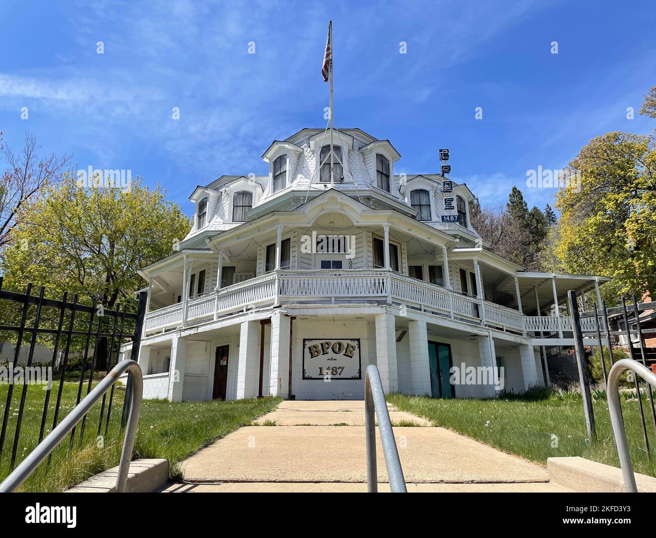 Das berühmte Wahrzeichen White Mansion B.P.O.E. Elks Lodge mit der US