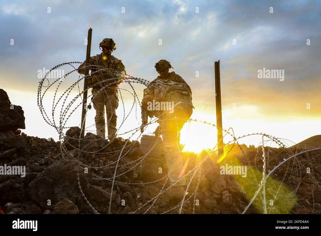 Hawaii, USA. 3.. November 2022. Ingenieure vom 84.. Ingenieur-Bataillon, 130.. Die Ingenieur-Brigade errichtete während des Joint Pacific Multinary Readiness Center 23 (JPMRC-23) im Pohakuloa Training Area (PTA) auf Big Island, Hawaii November, teilweise fiktive Hindernisse als Verteidigung gegen einen möglichen Gegenangriff gegnerischer Kräfte. 3, 2022. Alle Hindernisse sind teilweise auf PTA aufgrund von Beschränkungen beim Ausgraben und Abschneiden von Straßen. Kredit: U.S. Army/ZUMA Press Wire Service/ZUMAPRESS.com/Alamy Live Nachrichten Stockfoto