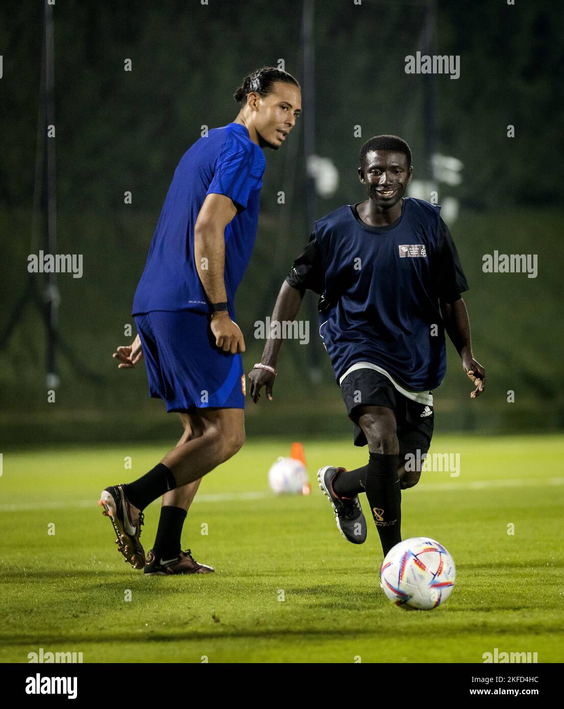 DOHA - Virgil van Dijk aus Holland während eines Treffens der niederländischen Nationalmannschaft mit einer Gruppe von zwanzig Wanderarbeitern am Ausbildungszentrum der Universität Katar. Die meisten Migranten haben in den letzten Jahren am Bau von Stadien in Katar gearbeitet. Laut KNVB würden die Spieler gerne mit den Wanderarbeitern sprechen. ANP KOEN VAN WEEL Stockfoto