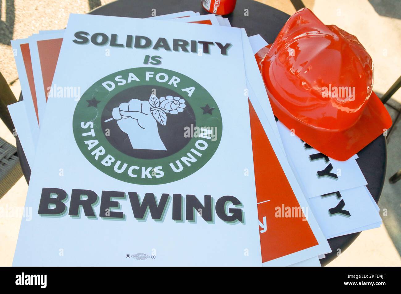 Plakate legen einen Tisch für die Arbeiter im Starbucks Store bei Power und Baseline, die am 17. November 2022 aus dem nationalen eintägigen Streik in Mesa, Arizona, USA, kamen. Mehr als 2.000 Mitarbeiter an 112 Standorten von Starbucks streiken in dem, was sie den Roten Cup Rebellion nennen, um gegen die Vergeltung zu protestieren, die landesweit gegen Gewerkschaftsfans verübt wurde. Dies ist der größte koordinierte National Day of Action, den Starbucks Stores in der Geschichte der Kampagne durchgeführt haben. (Foto: Alexandra Buxbaum/Sipa USA) Quelle: SIPA USA/Alamy Live News Stockfoto