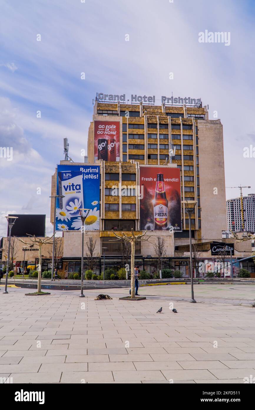 Eine vertikale Aufnahme des Grand Hotel Pristina auf dem Platz der Mutter Teresa Stockfoto