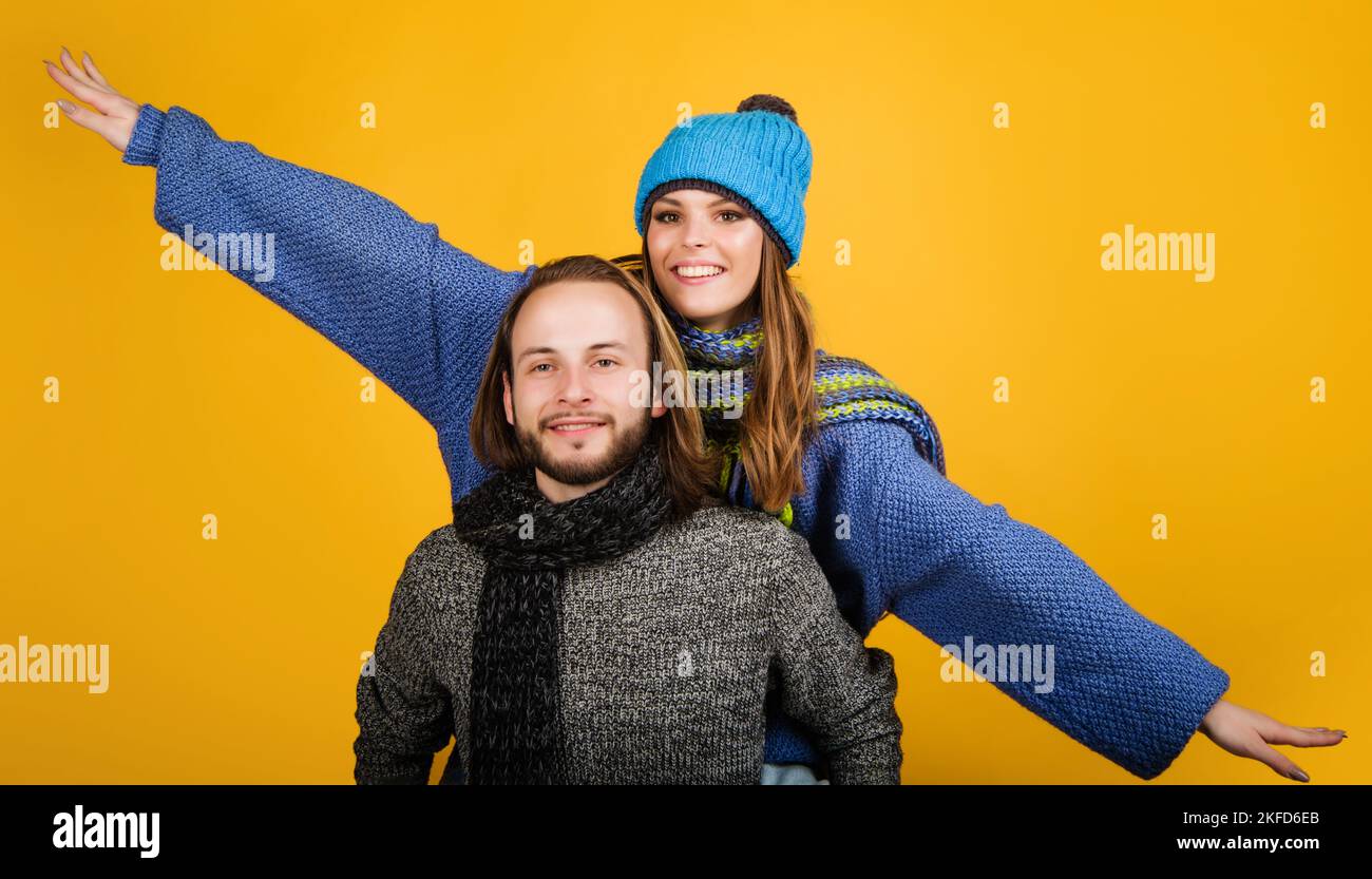 Glückliches Paar in warmer Kleidung. Modischer Mann und Frau in Pullover, Schal und Mütze. Stockfoto
