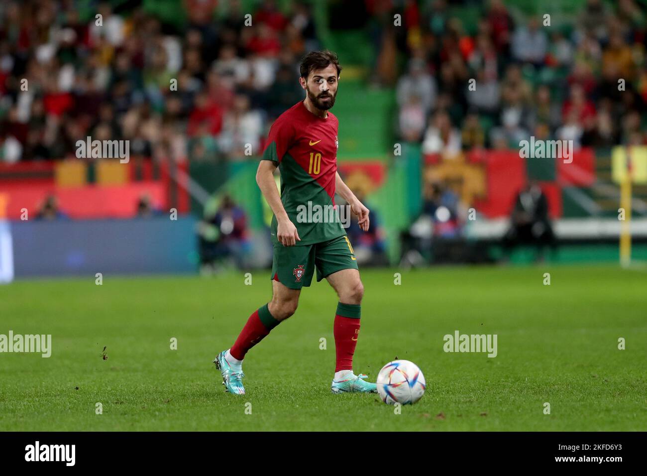 Lissabon, Portugal. 17.. November 2022. Bernardo Silva aus Portugal in Aktion während des Freundschaftsspiels zwischen Portugal und Nigeria, im Alvalade-Stadion in Lissabon, Portugal, am 17. November 2022, vor der Qatar-Weltmeisterschaft 2022. (Bild: © Pedro Fiuza/ZUMA Press Wire) Stockfoto