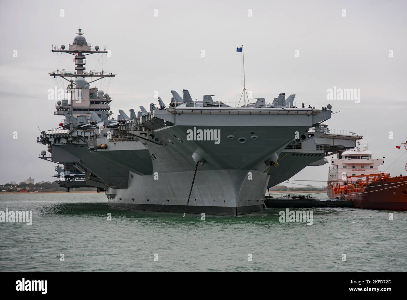 Der US-Navy-Flugzeugträger USS Gerald R Ford (CVN 78) vor Anker im britischen Solent am 16.. November 2022. Stockfoto