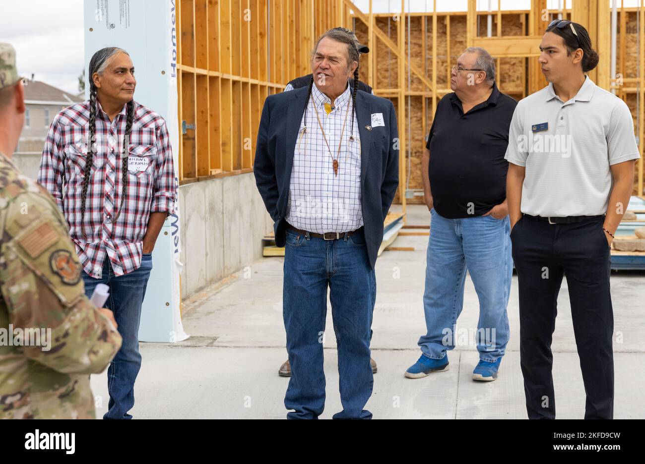 Tim Davis, Blackfeet Tribal Business Council, stellt eine Frage während einer hervorragenden Gastführung durch die Arbeitsstelle des Blackfeet Nation Senior Center in Heart Butte, Montana, am 8. September 2022. Innovative Readiness Training baut für beide Seiten vorteilhafte zivil-militärische Partnerschaften zwischen den US-Gemeinden und dem Verteidigungsministerium auf und bietet qualitativ hochwertige, missionskompetente Schulungen für aktive, Guard- und Reserve-Support-Mitarbeiter und -Einheiten. Stockfoto