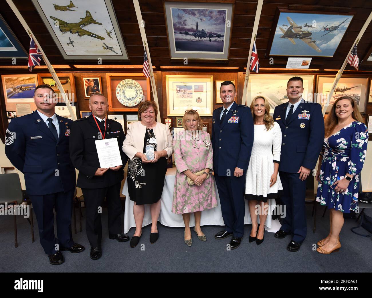 Langjährige Freiwillige im Bomb Group Memorial Museum 100., zusammen mit der Führung der Royal Air Force Mildenhall und Ehepartnern, zeigen stolz ihren Queen’s Award für Freiwilligendienst, der von Lady Dannatt, Centre, MBE, HM Lord-Lieutenant of Norfolk, in Thorpe Abbotts, Norfolk, England, 8. September, verliehen wird. 2022. Der von der Queen unterzeichnete Preis ist die höchste Auszeichnung, die ehrenamtlichen Gruppen im Vereinigten Königreich verliehen wird, und wurde ergreifend und bittersüß, als er am Tag des Versterbens Ihrer Majestät Königin Elizabeth II. Überreicht wurde. Nur zwei Freiwilligengruppen in Norfolk erhielten die Auszeichnung als Teil der P Stockfoto