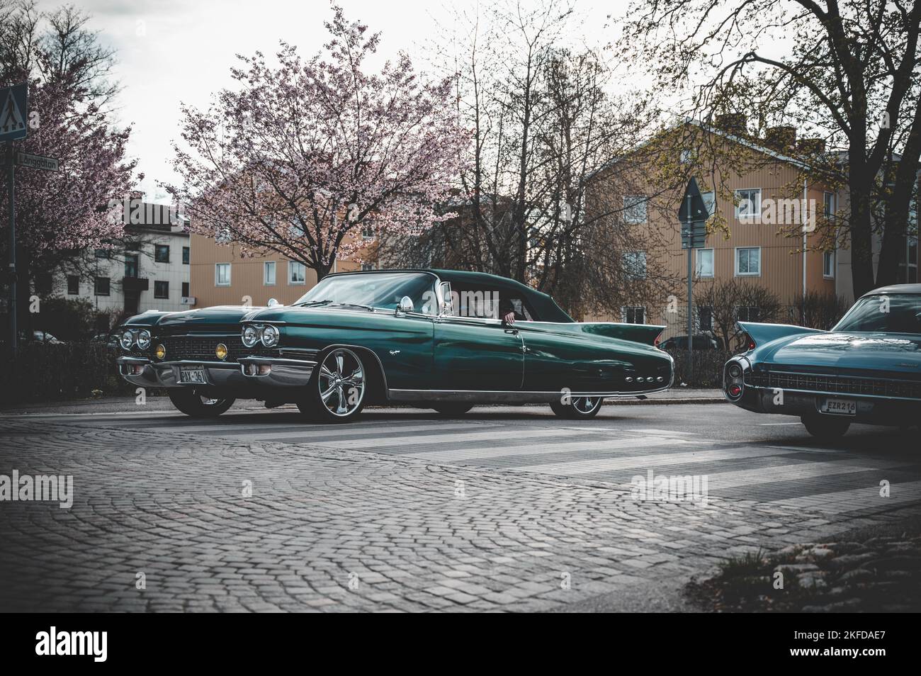 Eine alte blaue Buick Skylark Kreuzfahrt in Nybro Stadt Schweden während des Reggae Events Stockfoto