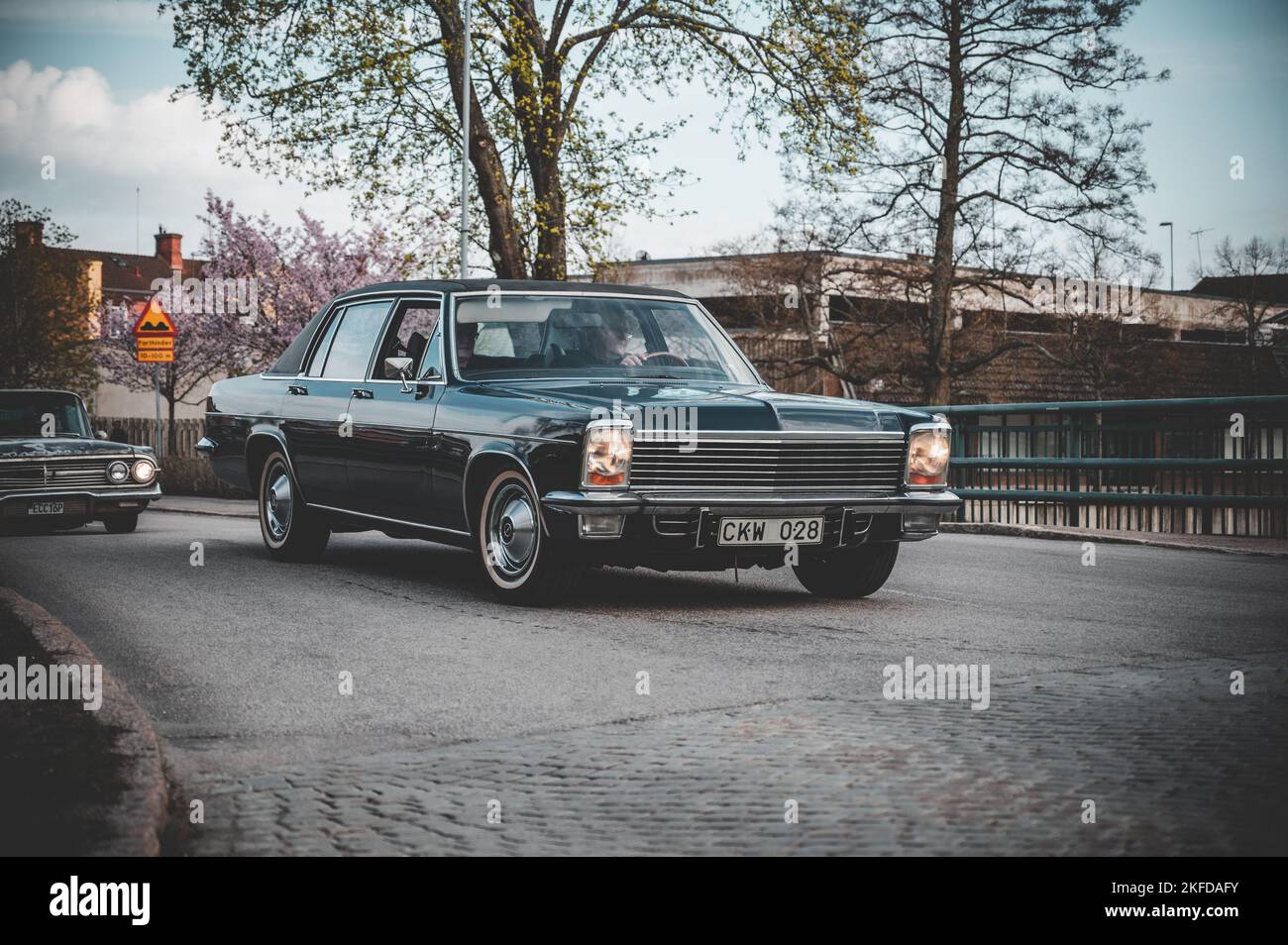 Eine Frontansicht eines alten blauen Opel Diplomat-Autos, das während des Reggae-Events auf der Straße unterwegs war Stockfoto