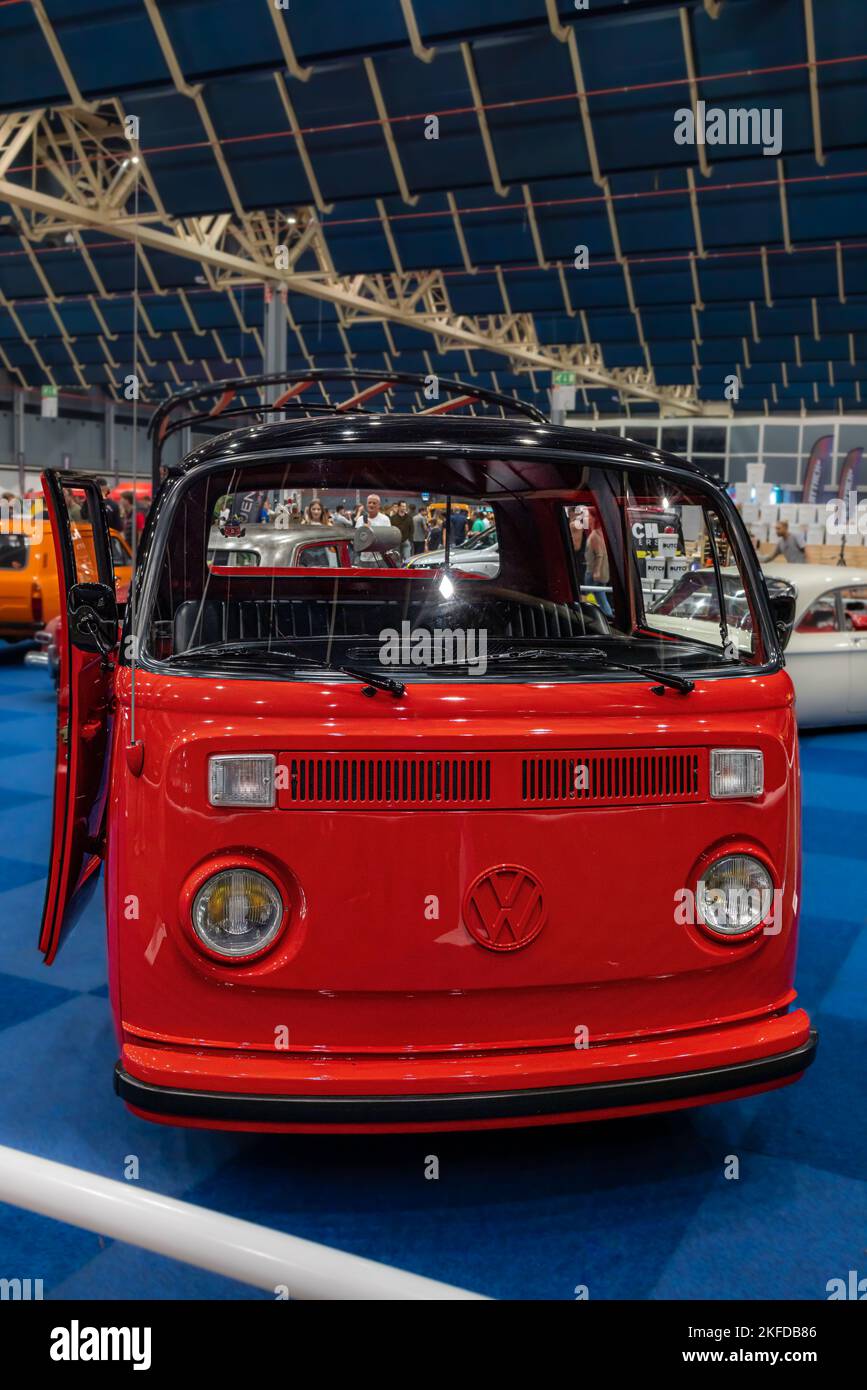 Ein schwarz-roter Volkswagen Camper Pickup während Day1 World of Cars Stockfoto