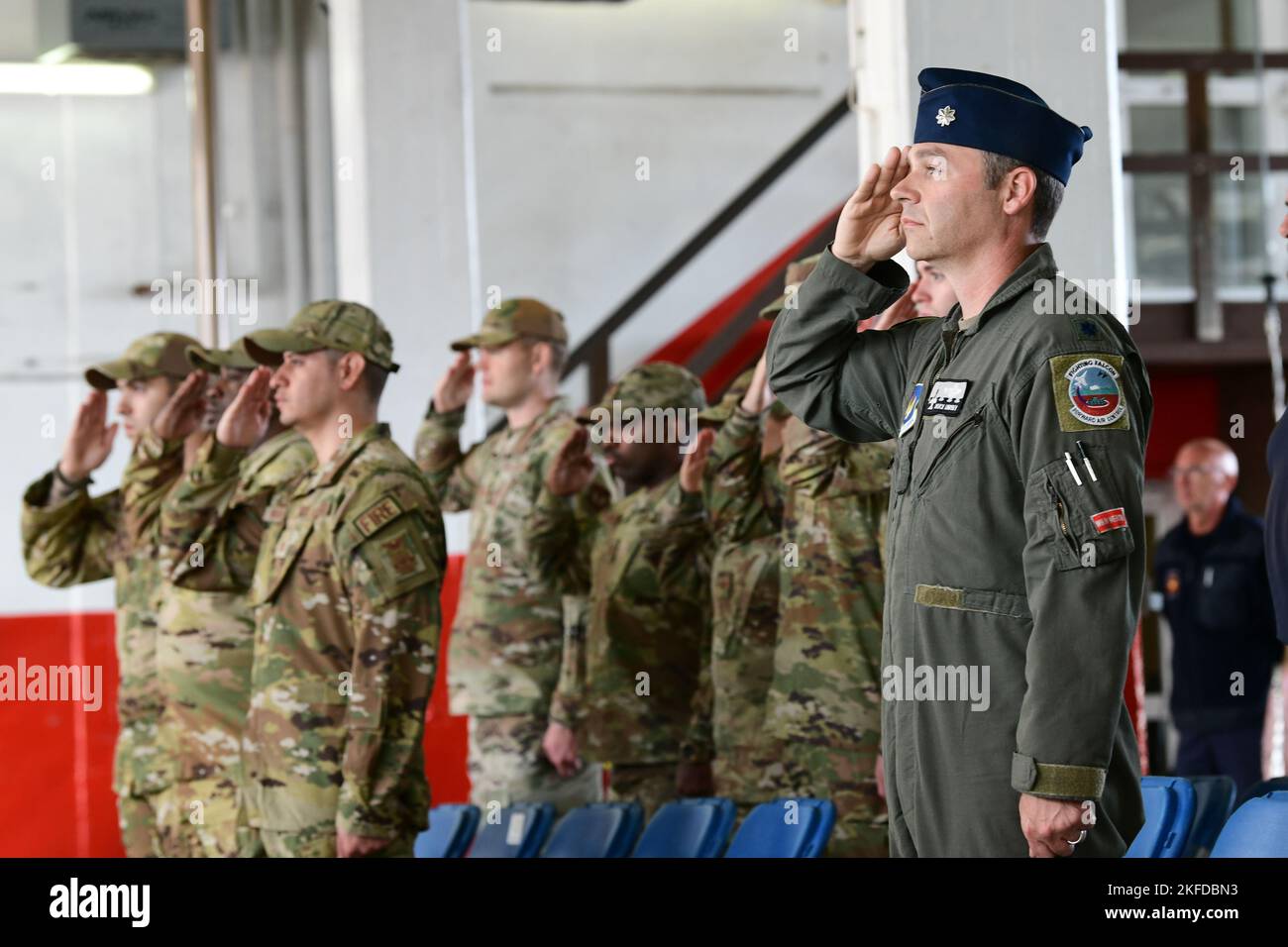 Die Flieger zollen während einer Gedenkfeier 9/11 am 9. September 2022 auf dem Luftwaffenstützpunkt Spangdahlem, Deutschland, ihren Respekt. Gastgebernationen, Militärmitglieder und Zivilisten kamen zusammen, um 21 Jahre seit den Anschlägen vom 11. September 2001 zu gedenken. Stockfoto