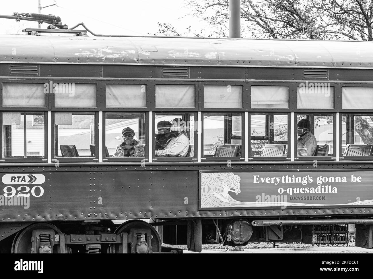 NEW ORLEANS, LA, USA - 22. JANUAR 2021: Schwarz-Weiß-Foto der St. Charles Line Straßenbahn mit Passagieren auf der S. Carrollton Avenue Stockfoto