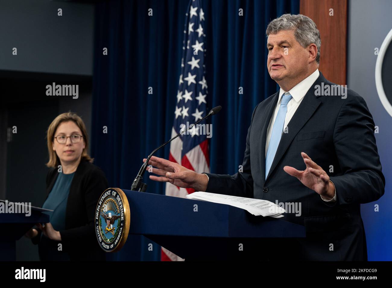 Bill Laplante, Unterstaatssekretär für Verteidigung und Nachhaltigkeit, und Sasha Baker, Stellvertreterin der Unterstaatssekretärin für Verteidigung und Politik, halten eine Pressekonferenz im Pentagon Press Briefing Room im Pentagon, Washington, D.C., am 9. September 2022. Stockfoto