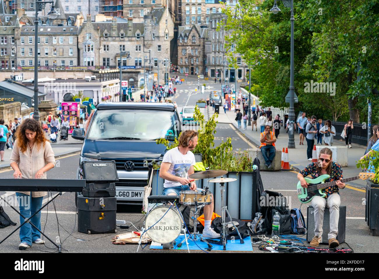 Edinburgh, Schottland-Juli 30 2022:The Dark Witze Gruppe,spielen in der Mitte der Hauptstraße runnin vorbei am Bahnhof,vorübergehend geschlossen während der Fr. Stockfoto
