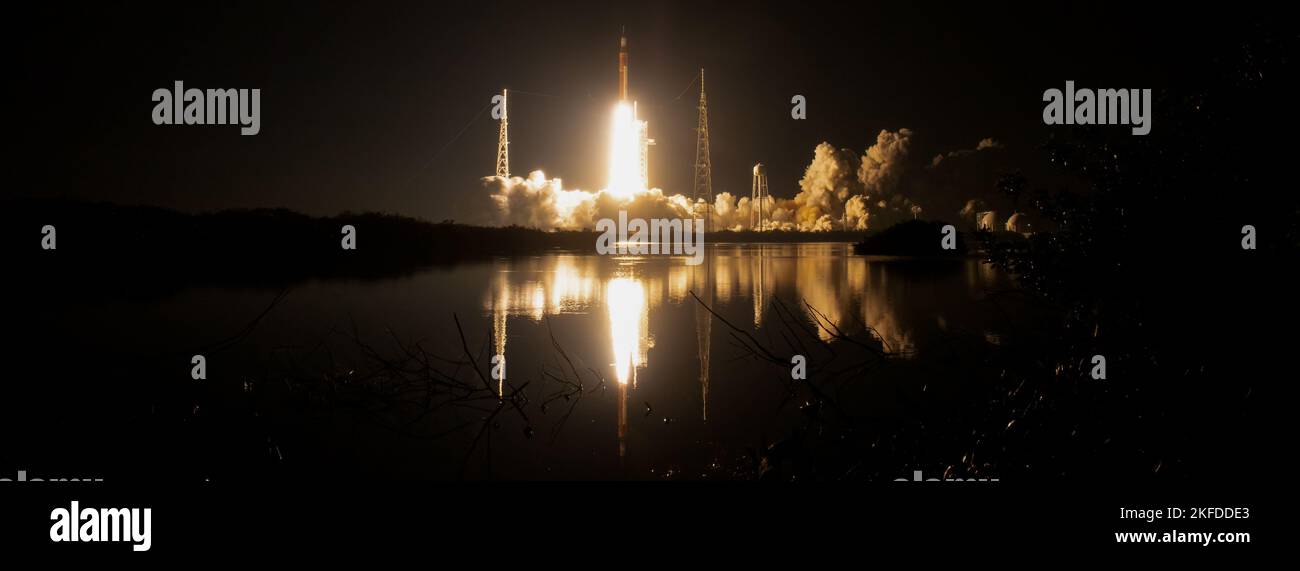 Panoramabild des Raumschiffs Orion in Cape Canaveral, Florida. Raketenstart mit Rauchschutt. Elemente dieses Bildes, die von der NASA eingerichtet wurden. Stockfoto