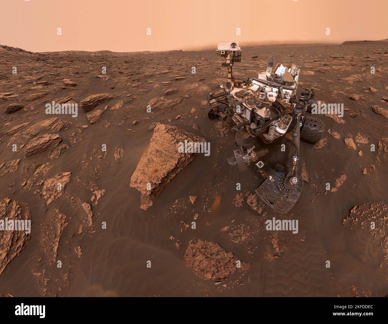 Neugierde Rover auf dem Planeten Mars. Mars sieht aus wie eine Wüstenumgebung mit roten, moschusartigen Tönen. Elemente dieses Bildes, die von der NASA eingerichtet wurden Stockfoto