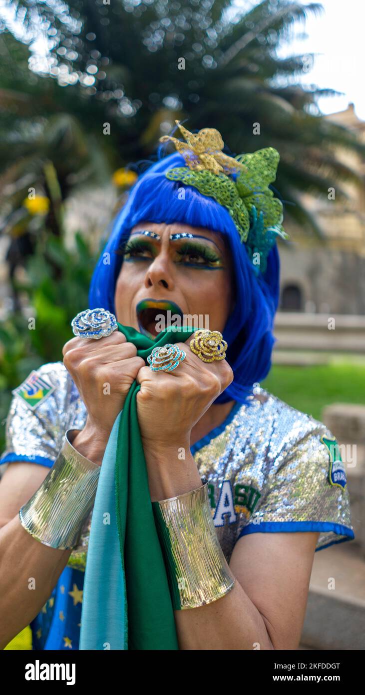 Dragqueen in ihrem grünen und gelben Outfit und Make-up jubelte während der WM Stockfoto