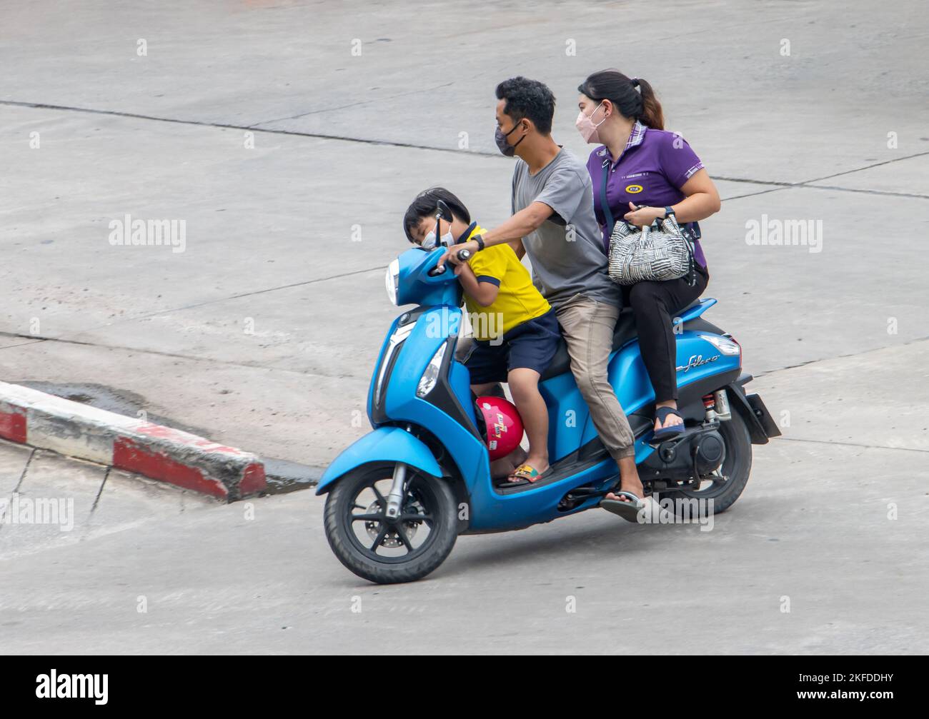 SAMUT PRAKAN, THAILAND, SEP 28 2022, Eine Familie mit einem schlafenden Sohn, fährt auf einem Motorrad Stockfoto