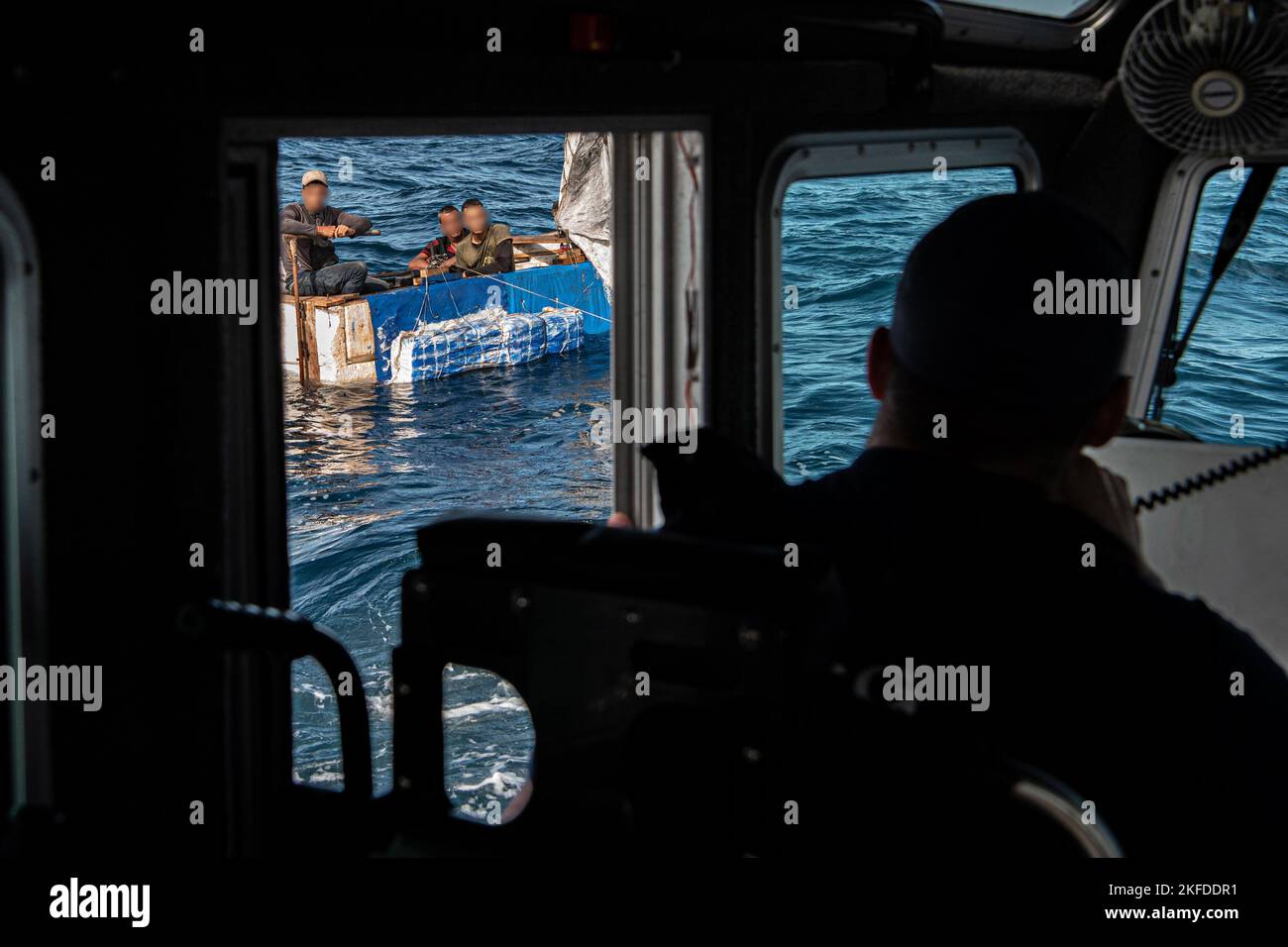 Eine im Einsatz gebende Polizeimannschaft für kleine Boote aus dem Sektor Key West stoppte dieses rustikale Schiff etwa 18 Meilen südlich von Key West, Florida, am 9. September 2022. Die Menschen wurden am 11. September 2022 nach Kuba zurückgeführt. Stockfoto