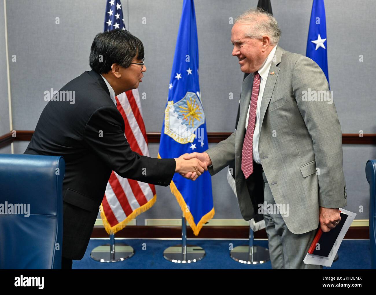 Frank Kendall, Minister der Luftwaffe, rechts, begrüßt Hideki Tsuchimoto, kommissar der Acquisition, Technology and Logistics Agency, japanisches Verteidigungsministerium, während eines Treffens im Pentagon, Arlington, VA., 9. September 2022. Stockfoto