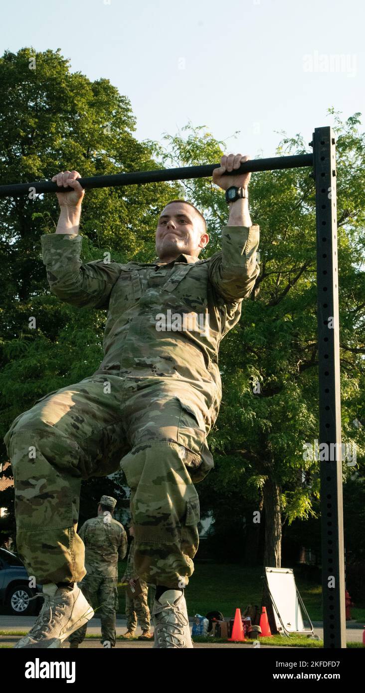 Sgt. Andrew Mullen, der der 152. Engineer Support Company zugewiesen wurde, macht Pullups, während er an der 53. Truppe Command Best Warrior Competition (53. TC BWC) im Front Park, Buffalo, N.Y., 9.-11. September 2022 teilnimmt. Der TC BWC 53. fordert Soldaten aus dem ganzen Staat bei Veranstaltungen wie körperlicher Fitness, Landnavigation, Kriegeraufgaben und Waffenqualifizierung heraus. Stockfoto