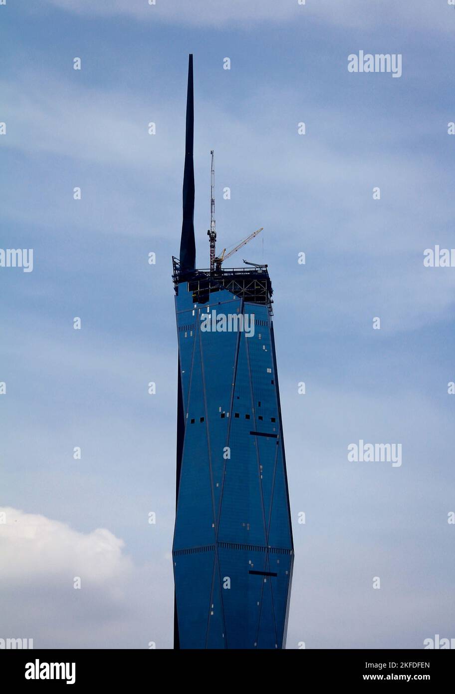 Eine Teilansicht des Warisan Merdeka Tower gegen den bewölkten Himmel in Kuala Lumpur, Malaysia Stockfoto