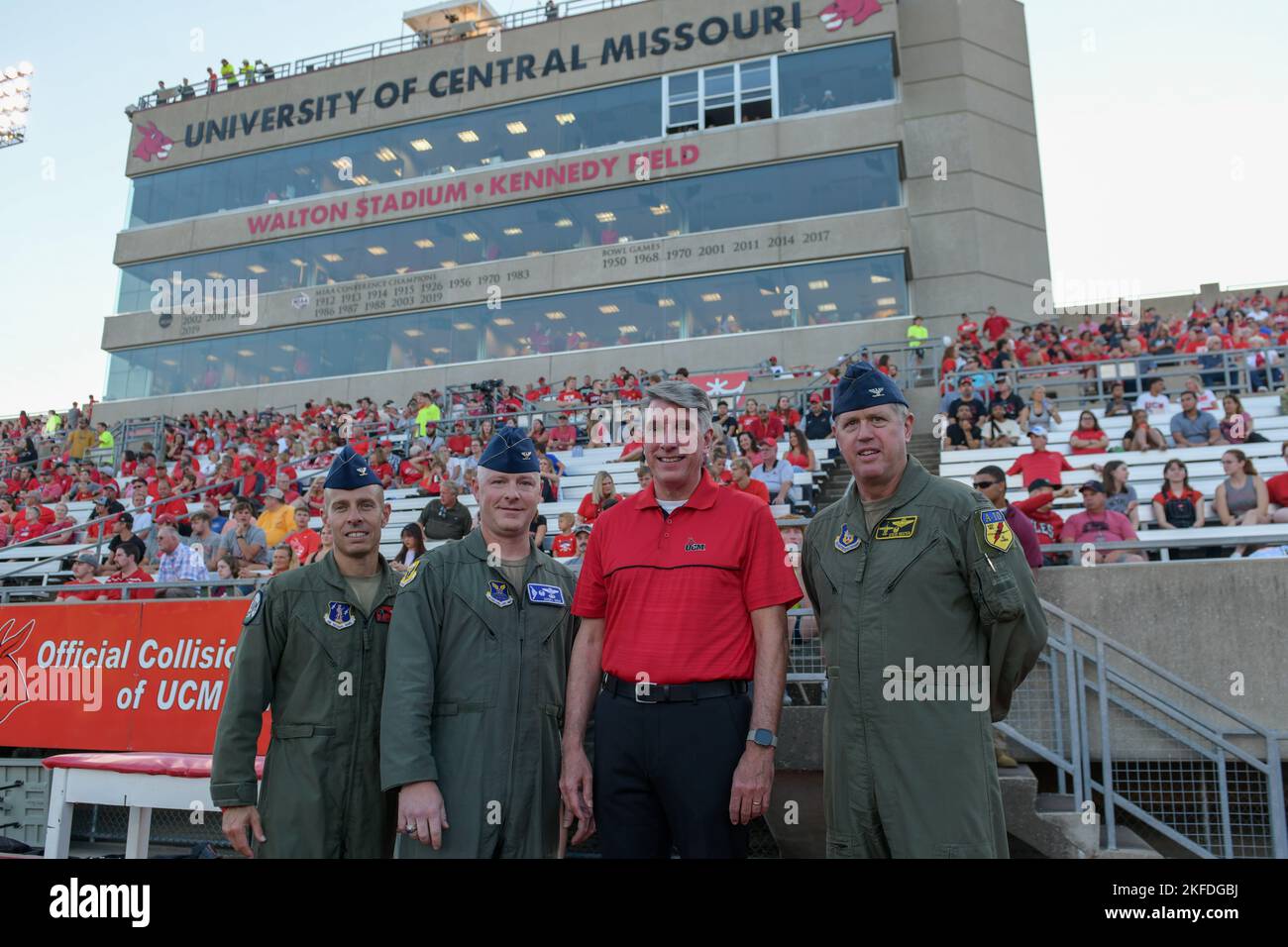 Die Flügelkommandanten der Whiteman Air Force Base von den Bomb Wings 509. und 131. und dem 442. Fighter Wing posieren für ein Foto mit Dr. Roger Best, Präsident der University of Central Missouri, vor dem UCM Military Appreciation Football-Spiel am 8. September 2022 in Warrensburg, Missouri. Whiteman AFB und UCM teilen eine wertvolle Gemeinschaftspartnerschaft, die eine unterstützende Beziehung zwischen der Basis und den lokalen Gemeinschaften fördert. Stockfoto