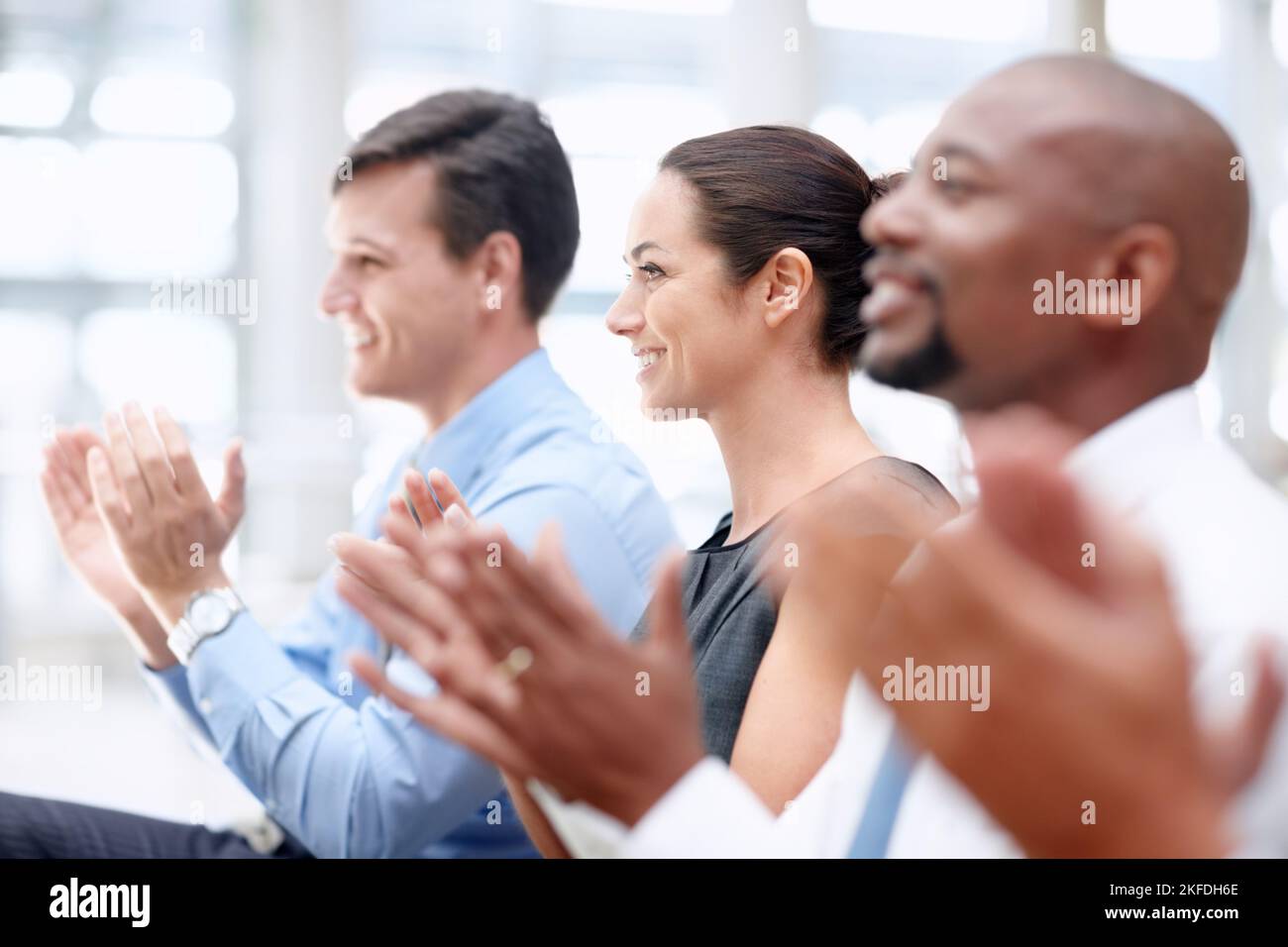 Informatives Seminar. Ein Team glücklicher Kollegen applaudiert während eines Geschäftstreffens. Stockfoto