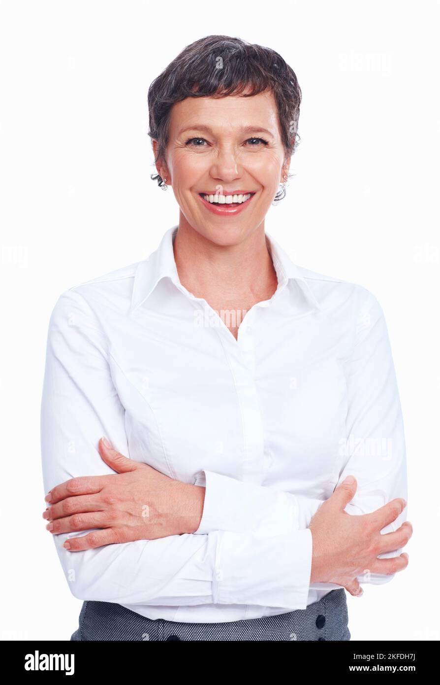 Hochentwickelte weibliche Führungskraft lächelt. Anspruchsvolle reife weibliche Führungskraft lächelt auf weißem Hintergrund. Stockfoto