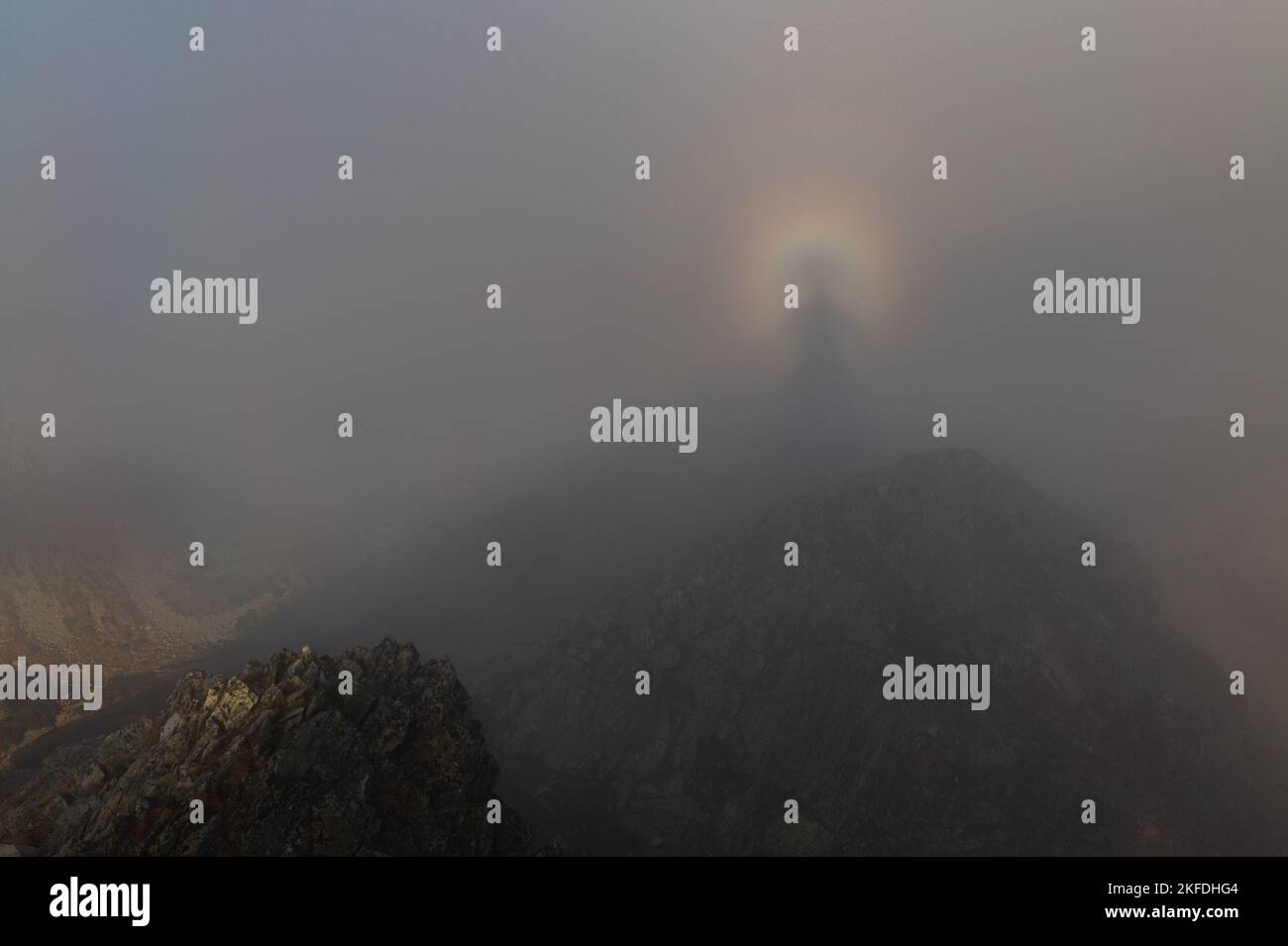 Ein Brocken-Gespenst, Brocken-Bogen, Berg-Gespenst, Gespenst des Brocken. Tatra, Slowakei. Stockfoto