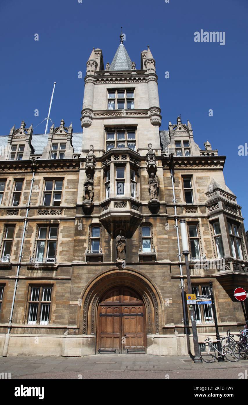 Typisches historisches Steingebäude in der Universitätsstadt Cambridge, England. Fahrradtransport ist in der Stadt wegen der begrenzten Parkplätze und lar beliebt Stockfoto