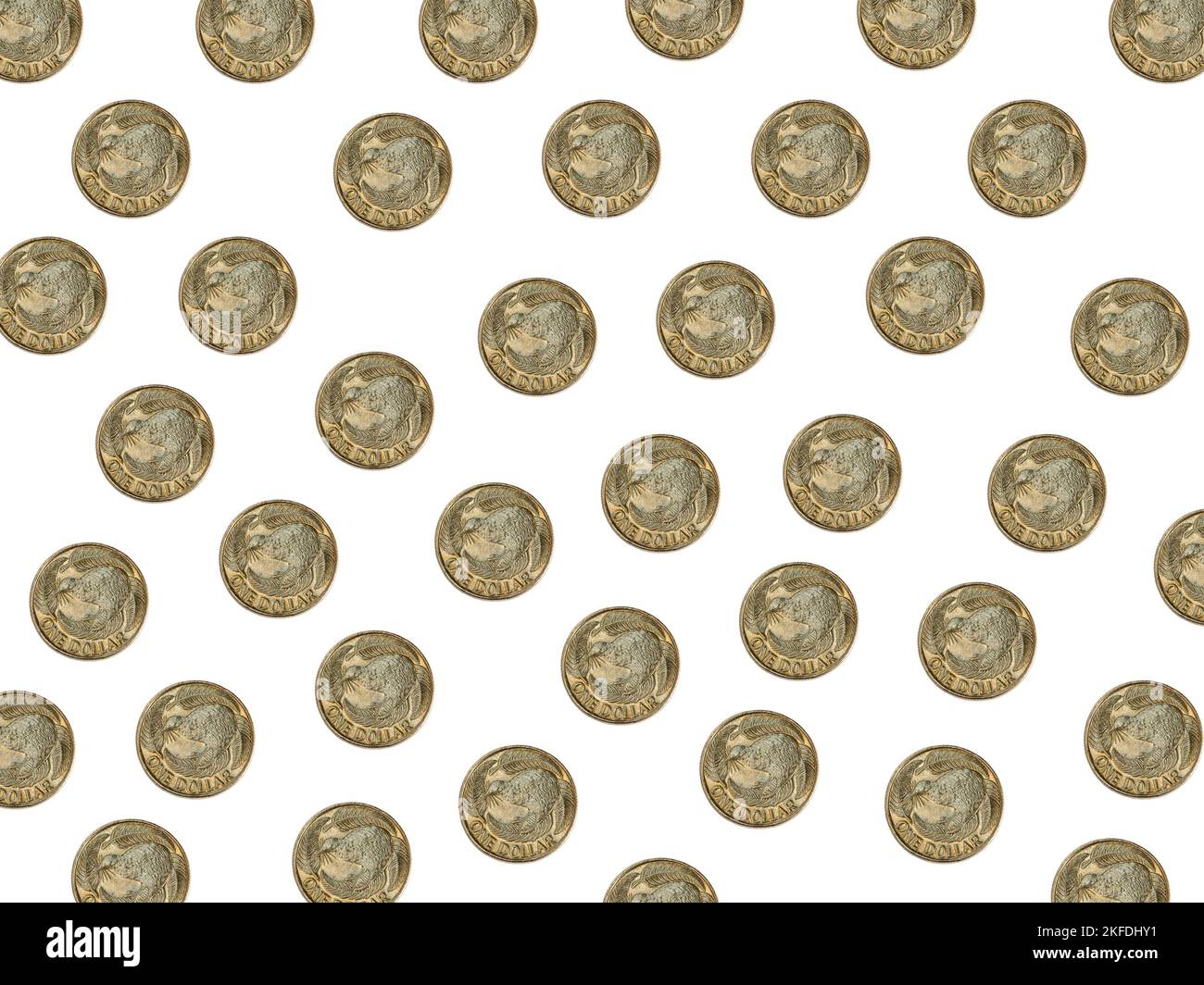 Viele neuseeländische 1-Dollar-Münzen isoliert auf Weiß. Zeigt den fliegenden Kiwi-Vogel, der bekanntermaßen mit Neuseeland assoziiert wird Stockfoto