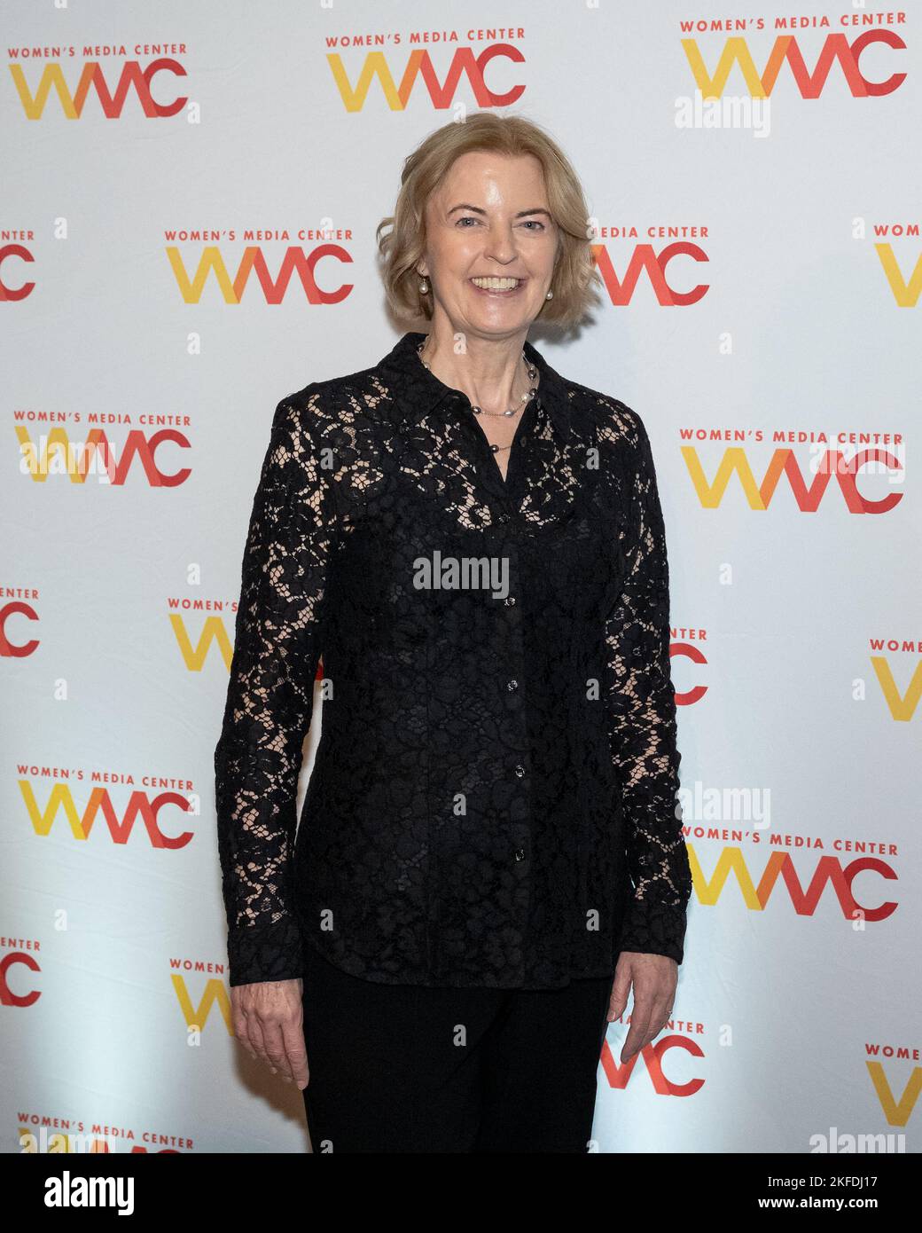 New York, New York, 17. November 2022. Julie Burton trifft am 17. November 2022 auf dem roten Teppich für die Women’s Media Awards 2022 im Mandarin Oriental Hotel in New York, New York, ein. (Foto von Gabriele Holtermann/Sipa USA) Stockfoto