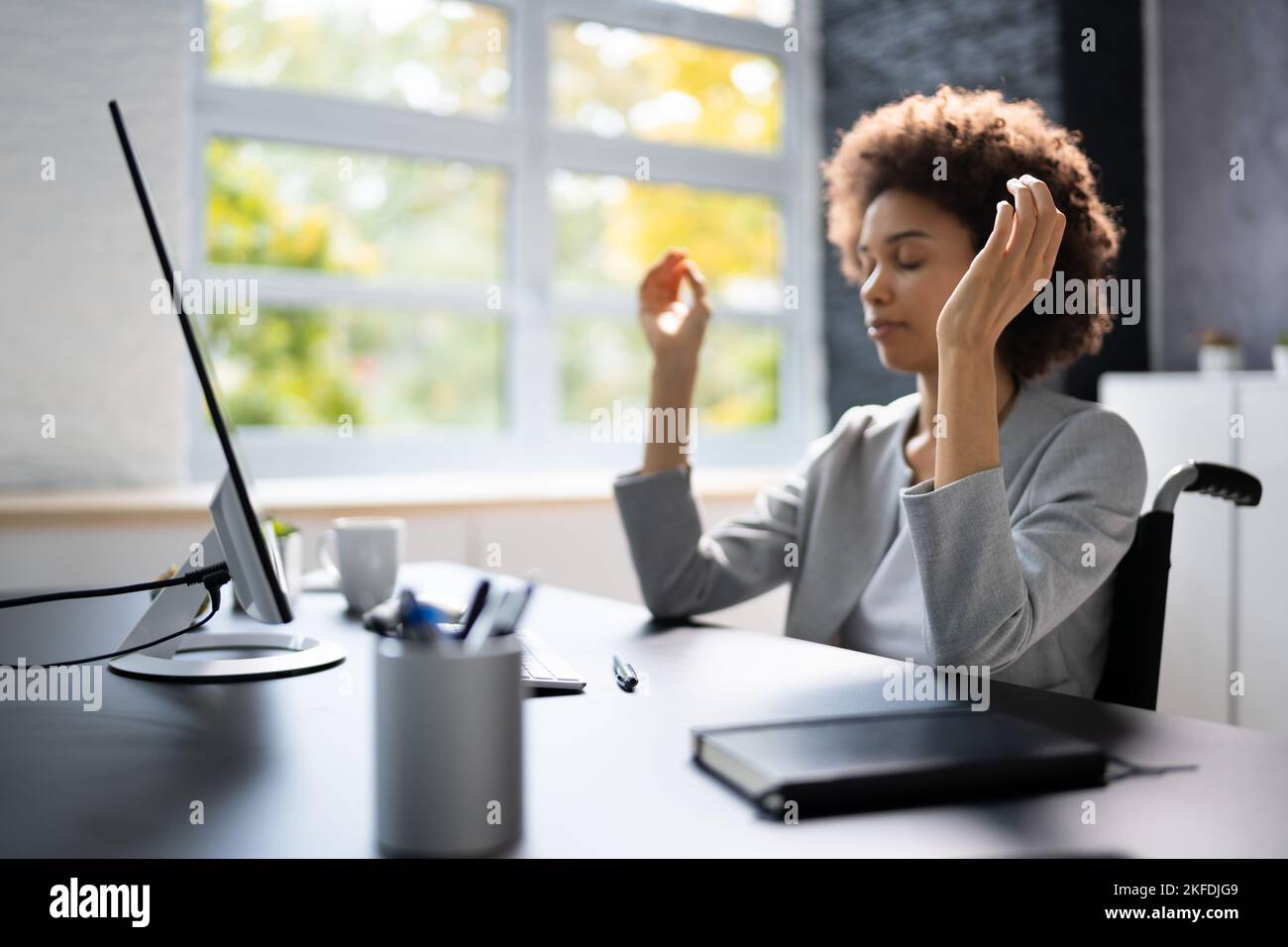 Gesunde Yoga Meditation Am Arbeitsplatz. Meditierende Geschäftsfrau Stockfoto