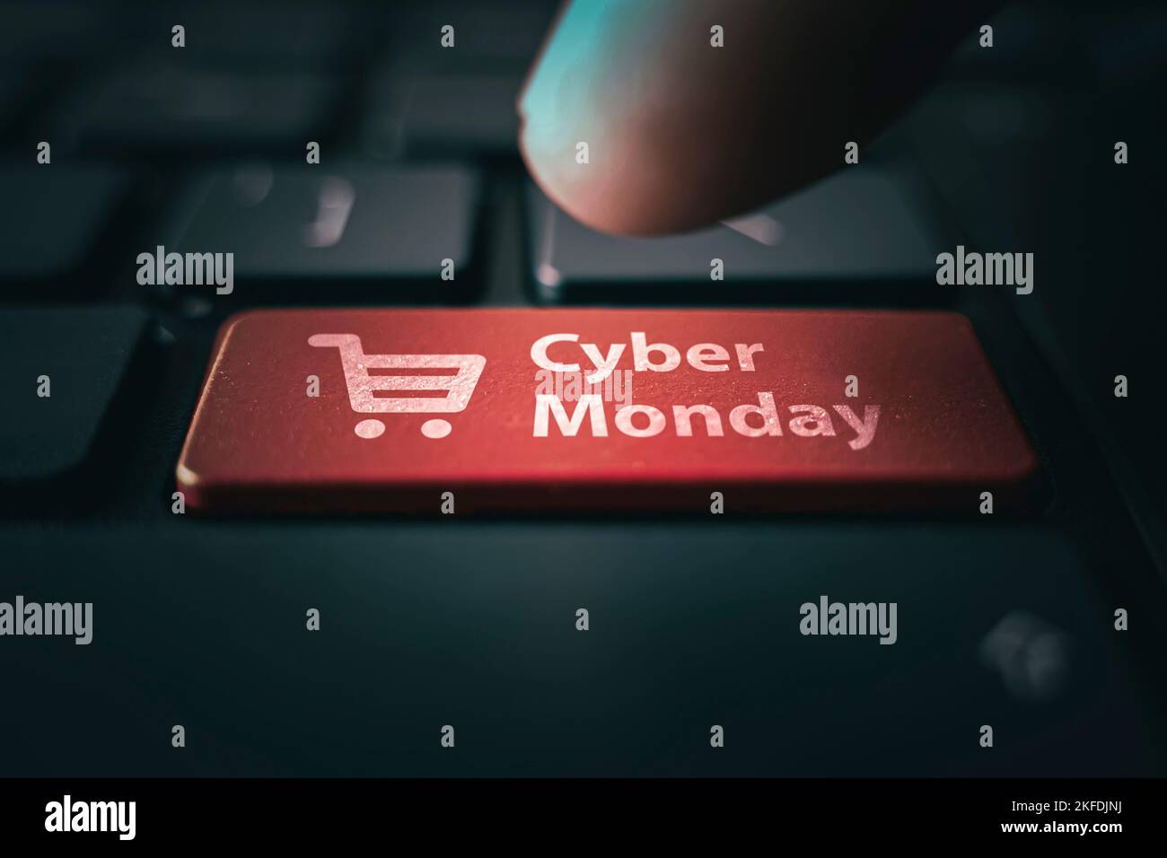 Cyber Monday und Shopping Trolley-Symbol auf Notebook-Tastatur. Online-Shopping zu einem Rabatt. Verkaufstag im Online-Shop. Stockfoto