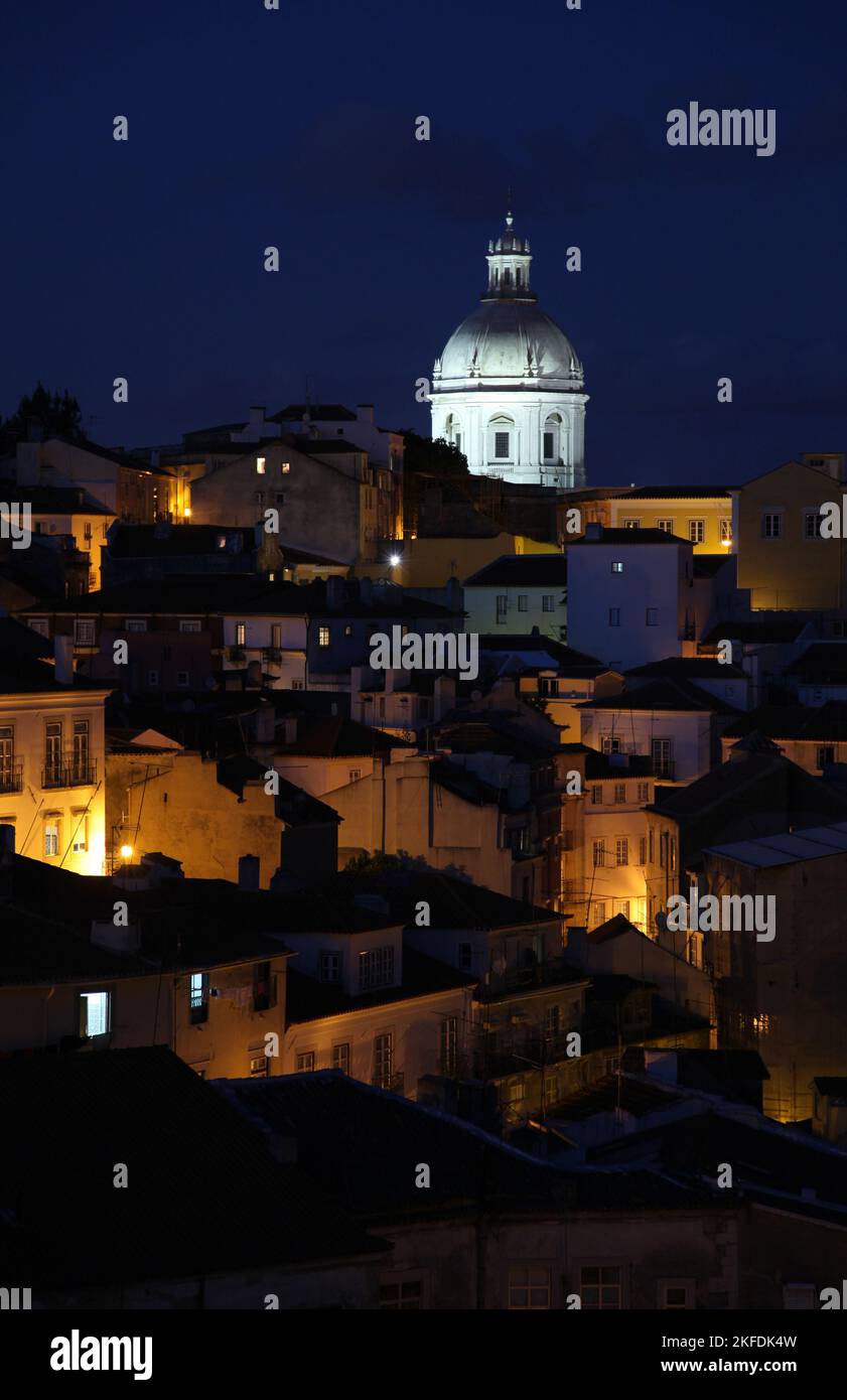 Nächtliches Stadtbild vom Aussichtspunkt im Alfama-Viertel in Lissabon, Portugal. Mit dem Panteao Nacional (Nationales Pantheon. Stockfoto