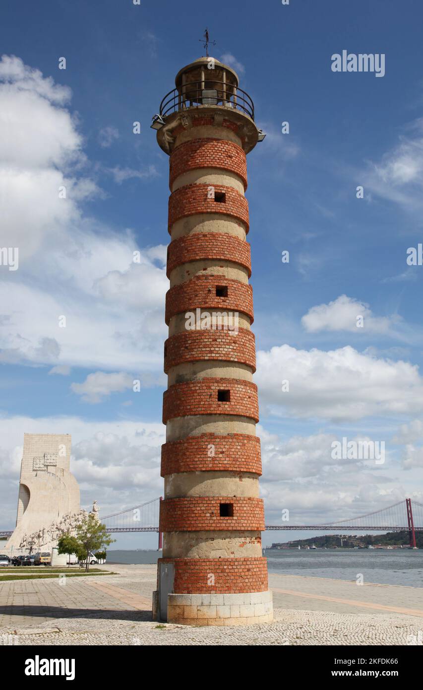 Ein Leuchtturm aus rotem Backstein in Belem in der portugiesischen Hauptstadt Lissabon. Stockfoto