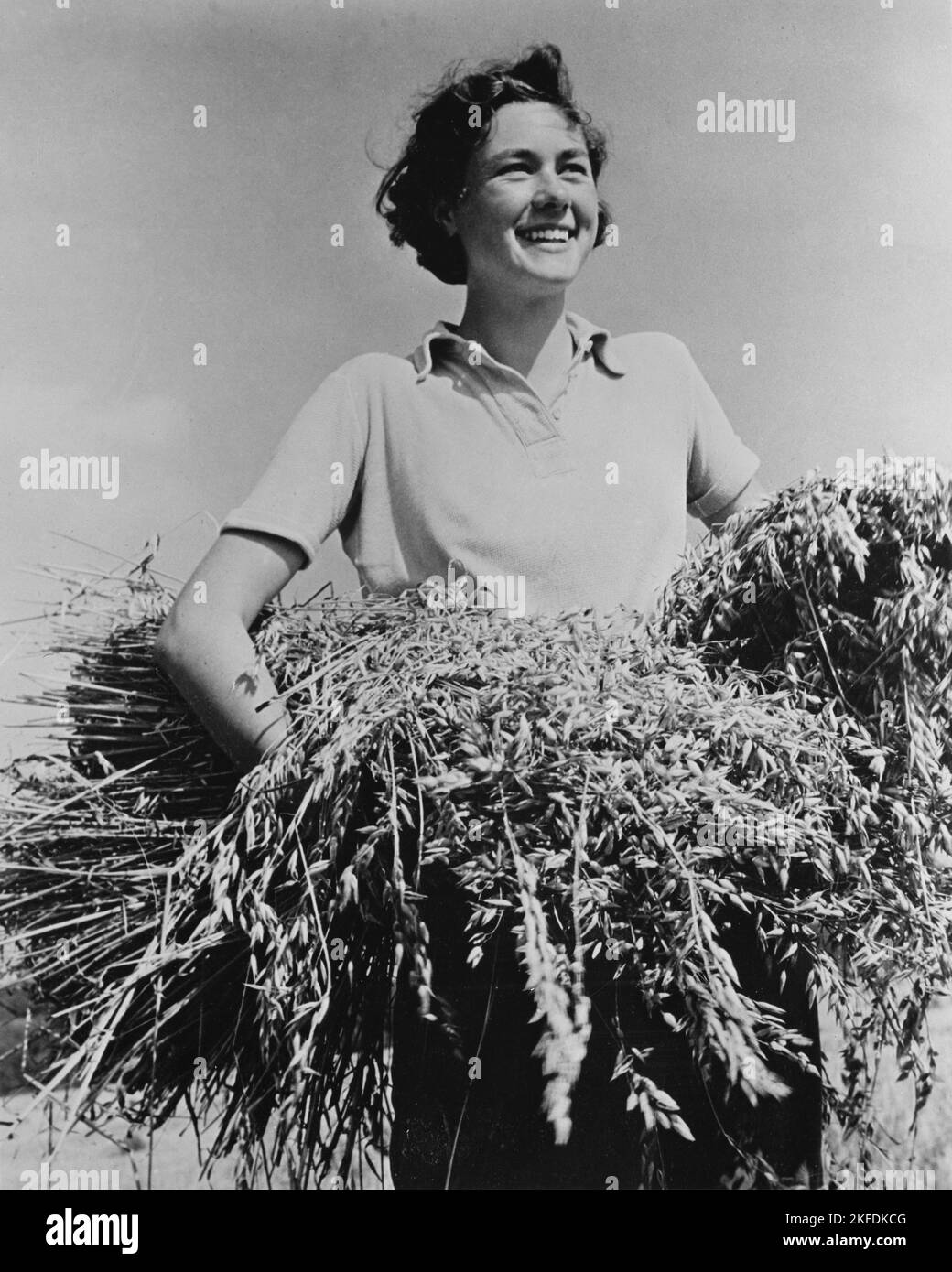 Britin um April 1943, die während des Zweiten Weltkriegs auf einer Farm als Teil der Women's Land Army arbeitete und dabei half, Nahrungsmittel zu produzieren Stockfoto