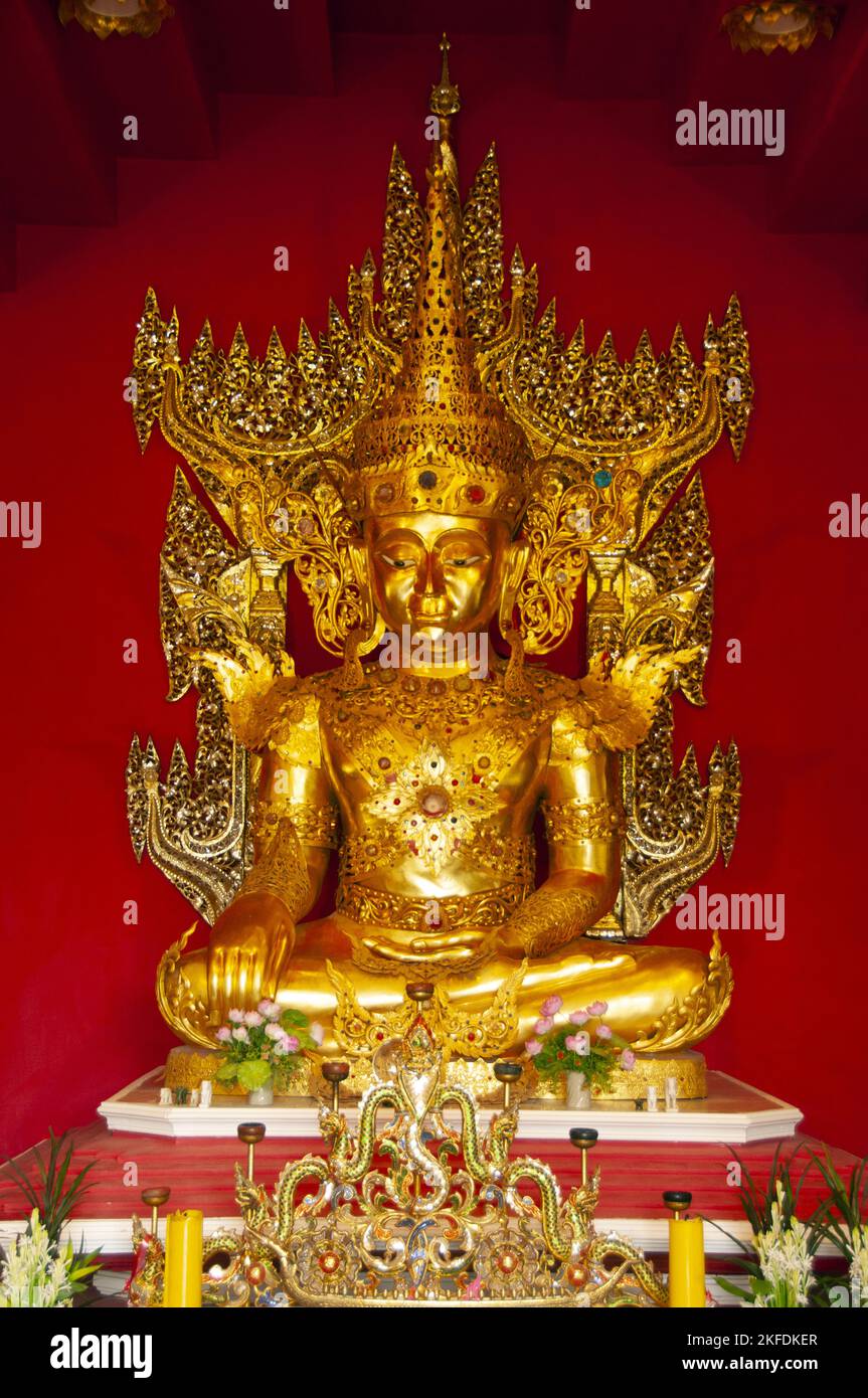 Thailand: Buddha im Shan-Stil, Wat Phu Sama, Su Tong Pae Bamboo Bridge, Mae Hong Son. Die Bambusbrücke erstreckt sich 500 Meter über den Fluss Mae Sa Nga und Rizefields. Die Brücke ermöglicht Mönchen den Zugang von Wat Phu Sama zum kleinen Dorf im Westen. Stockfoto