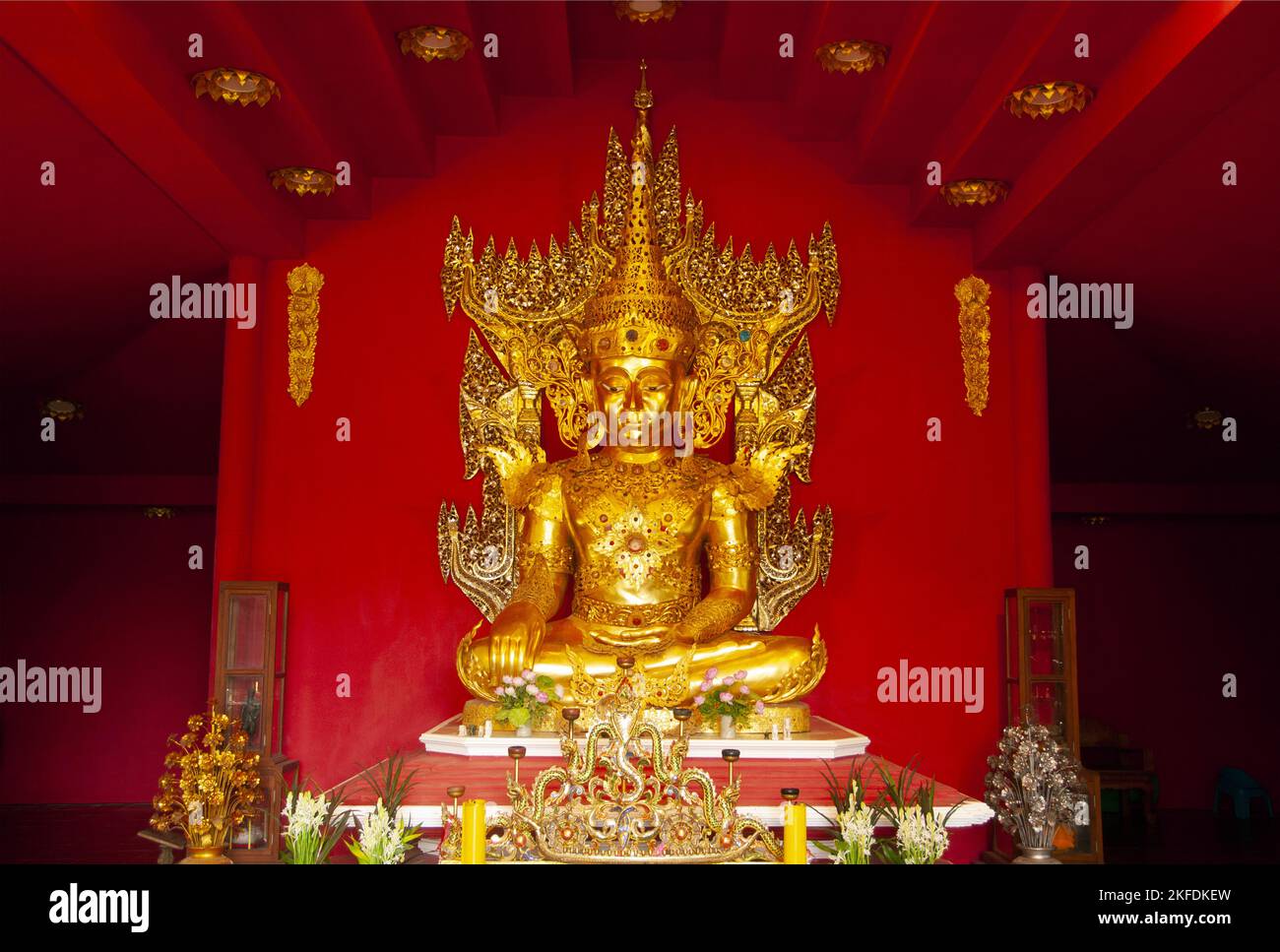 Thailand: Buddha im Shan-Stil, Wat Phu Sama, Su Tong Pae Bamboo Bridge, Mae Hong Son. Die Bambusbrücke erstreckt sich 500 Meter über den Fluss Mae Sa Nga und Rizefields. Die Brücke ermöglicht Mönchen den Zugang von Wat Phu Sama zum kleinen Dorf im Westen. Stockfoto