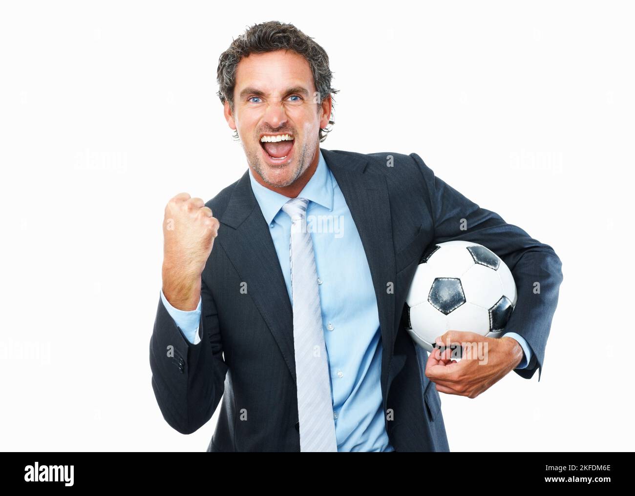 Geschäftsmann, der ein Ziel feiert. Porträt eines aufgeregten Geschäftsmanns, der einen Fußball hält und vor weißem Hintergrund ein Tor feiert. Stockfoto