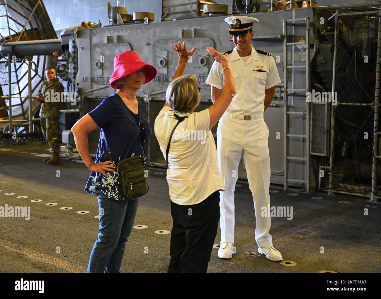 BALTIMORE (Sept 10, 2022) - LT. j.g. Aaron Lock von der USS Tortuga (LSD 46) führt Besucher des Port Covington Festivals während der Maryland Fleet Week und der Flyover Baltimore 2022 durch die USS Carter Hall (LSD 50). Die Maryland Fleet Week und Flyover Baltimore sind die Feierlichkeiten der Stadt für den Seeverkehr. In diesem Jahr ist die Stadt Baltimore zum dritten Mal Gastgeber der Navy Fleet Week. Stockfoto