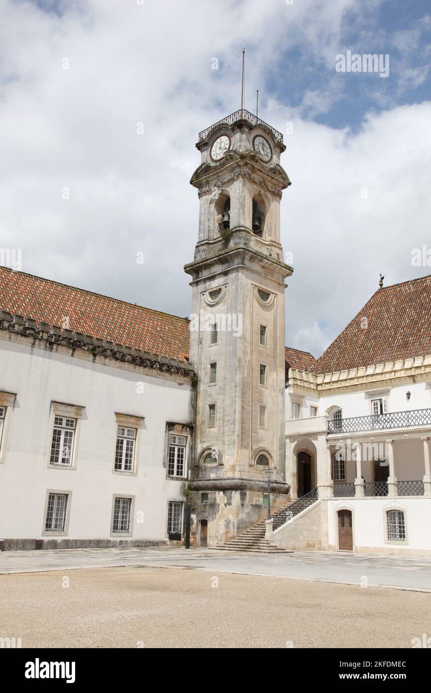 Das alte Hauptgebäude der Universität und der berühmte Glockenturm an der Universität von Coimbra Portugal. Der Uhrenturm wurde im 18.. Jahrhundert errichtet. Der Stockfoto