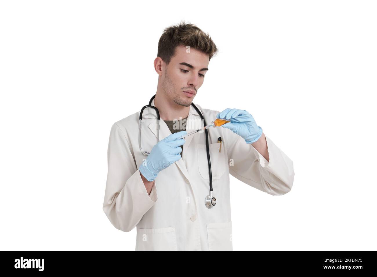 Junger kaukasischer Arzt, der isoliert eine Dosis eines Impfstoffs vorbereitet. Stockfoto