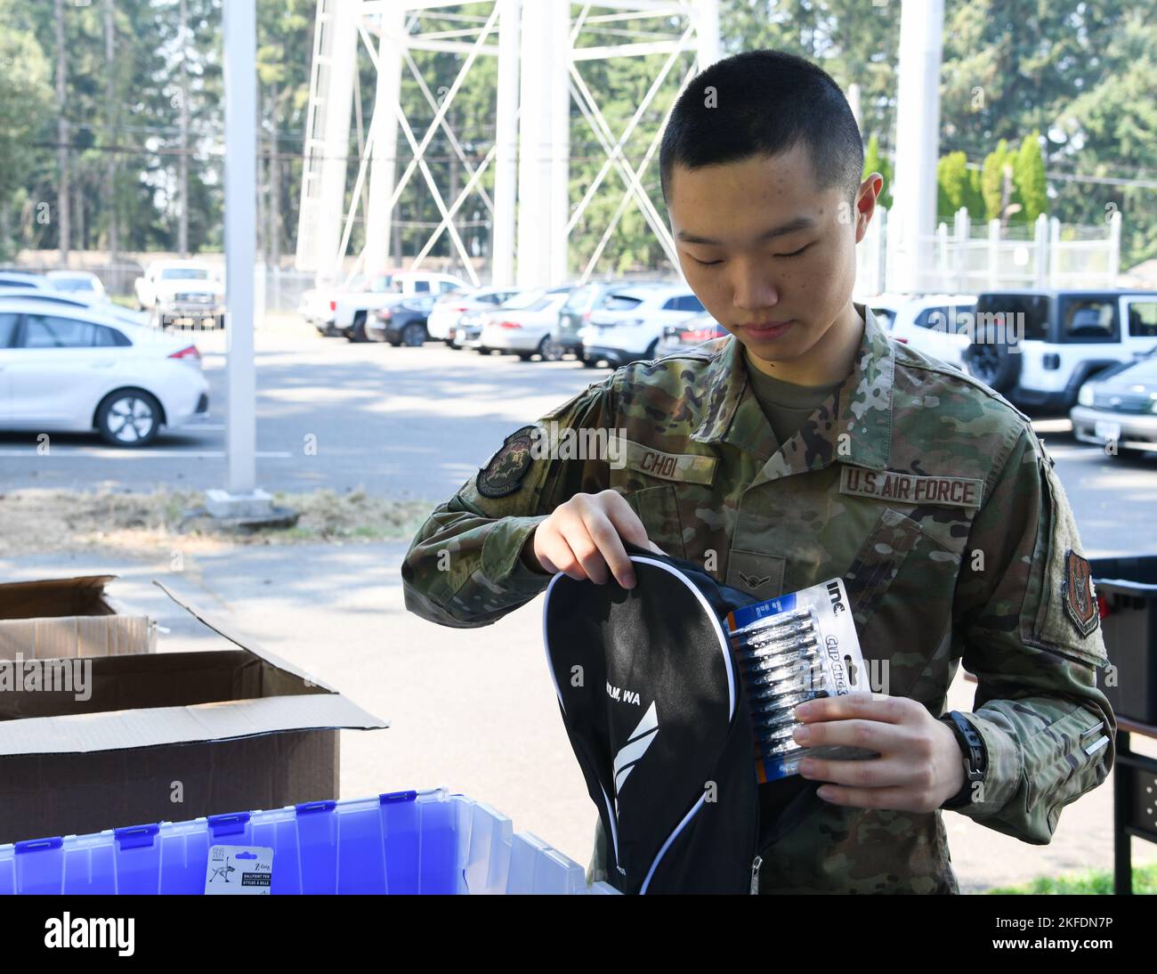Der Flugzeuge James Choi, ein Reserve Citizen Airman, der der 446th Force Support Squadron zugeteilt wurde, packt Schulmaterial im McChord Field, Washington, 10. September 2022. Choi half dabei, Taschen mit Schulbedarf zu packen, um sie für das kommende Schuljahr an andere Luftwaffenreservisten und deren Familien auszuhändigen. 446. Airlift-Flügel, JBLM, Rucksack-Werbegeschenk, Stockfoto