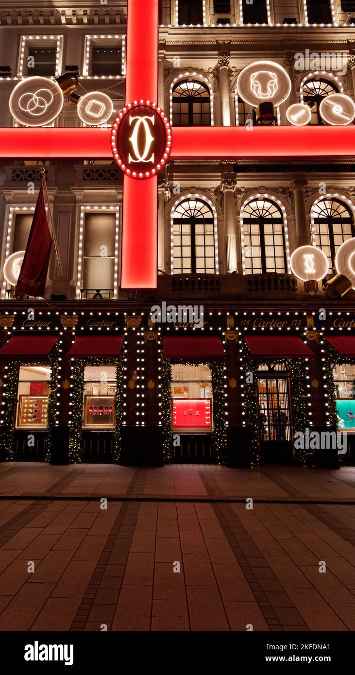 Weihnachtsbeleuchtung mit Ribbon-Effekt im Cartier Jewellers in der New Bond Street, London. Stockfoto