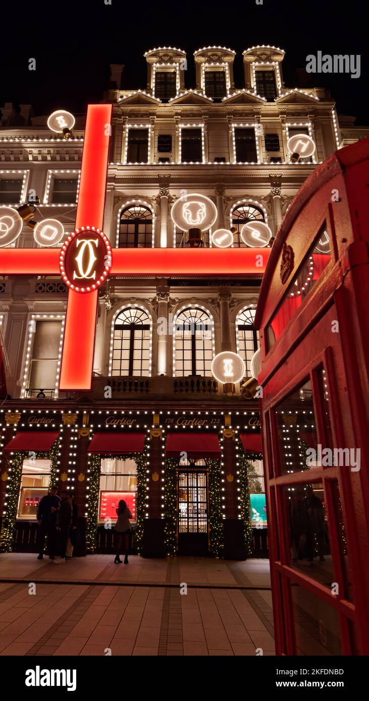 Weihnachtlich beleuchtetes Display mit Band-Effekt im Cartier Jewellers with Red Phone Box, New Bond Street, London. Stockfoto